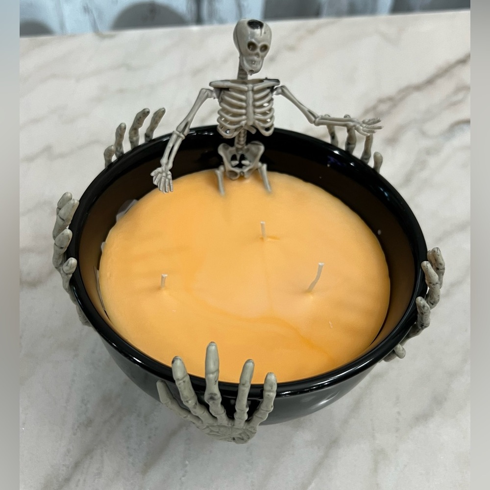 🎃🎃Skeleton “Hot Tub” 3 wick candle. Come on in, the water is fine!!💀☠️